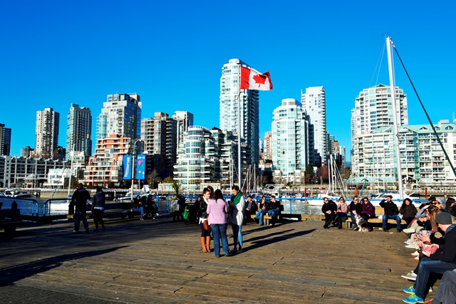 Granville Island - sonniger Tag mit Ausblick auf die Stadt