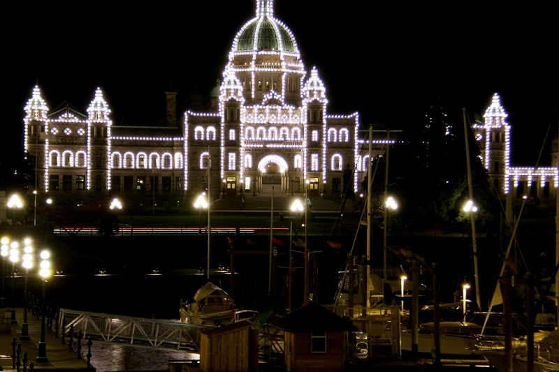 Parlamentsgebäude in Victoria bei Nacht