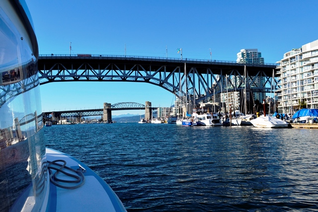 mit dem Wassertaxi gen Granville Island